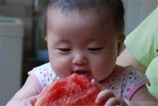 八个月宝宝吃瓜视频,萌态十足！