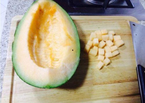 土豪吃哈密瓜视频,土豪现场品尝顶级哈密瓜