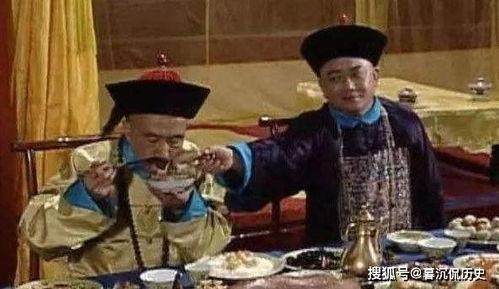 乾隆遇刺百官吃瓜视频播放,百官围观吃瓜，视频播放引发热议